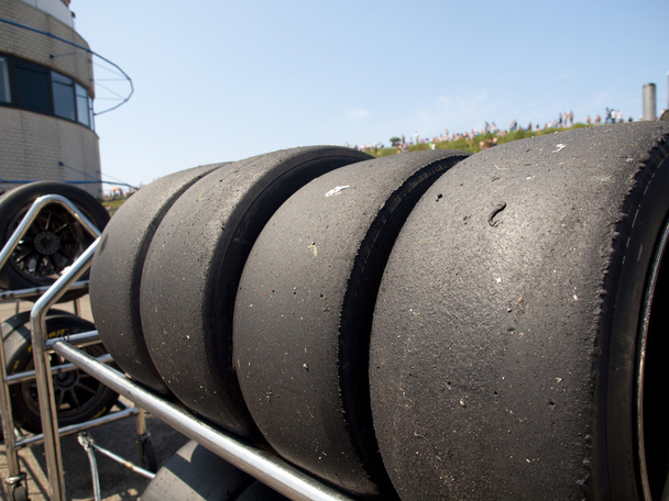 Les pneus Race sont bloqués derrière la pitlane
 - Photo, image