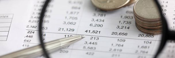 Вид на фінансові деталі в таблиці, що збільшує скло
 - Фото, зображення
