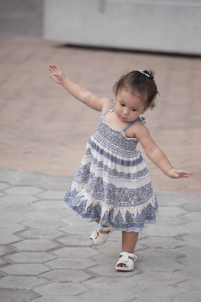 Toddler learning how to walk - Foto, Imagen