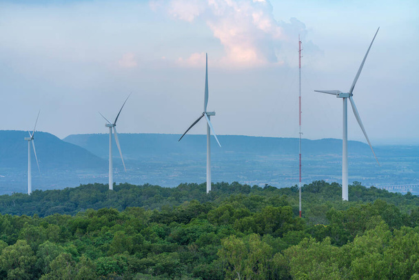 Turbina eólica fonte de energia renovável verão em montanhas florestais paisagem transmissão de energia equipamentos de distribuição em ambiente natural - Foto, Imagem