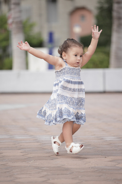 Toddler learning how to walk - Foto, Imagen