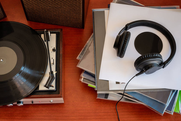 Vintage levysoitin, kuulokkeet ja vinyylit vanha pöytä
 - Valokuva, kuva