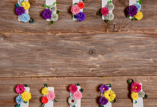 flores multicolores sobre un fondo de madera
. - Foto, Imagen