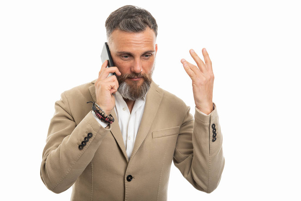 Homem vestindo roupas casuais inteligentes falando no smartphone isolado no fundo branco com espaço de cópia área de publicidade
 - Foto, Imagem