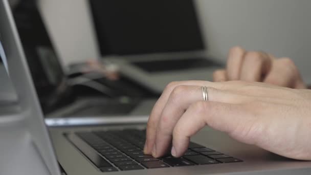 O cara trabalha com cachos de laptops close-up de um escritório em casa
 - Filmagem, Vídeo