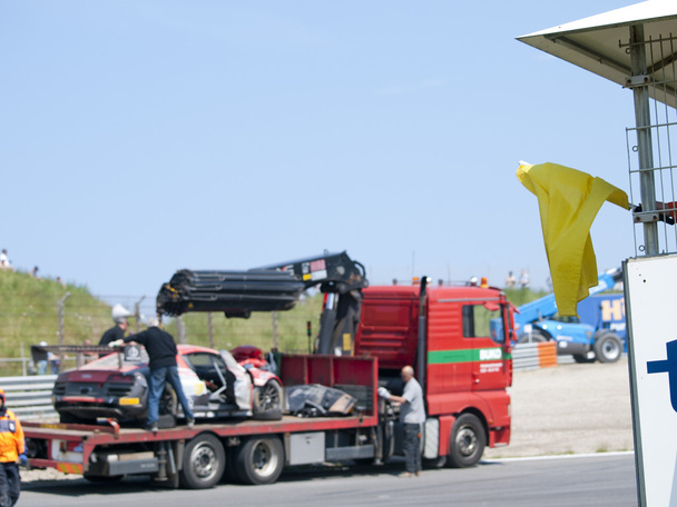 Bandera amarilla diciéndole a racedrivers que tenga cuidado
 - Foto, Imagen