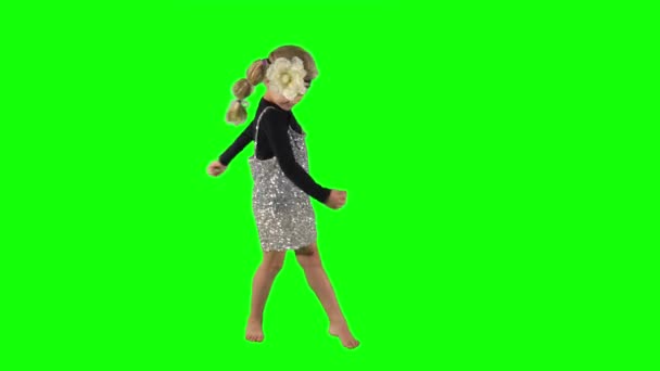 Vrouwelijk kind met blond haar draaien en dansen op groene achtergrond - Video