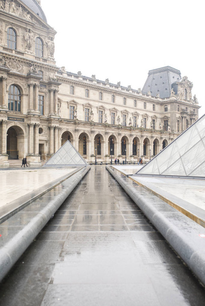beautiful view of the louvre museum paris france - Foto, Imagem