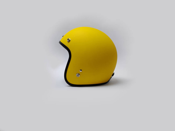 Keltainen moottoripyörän kypärä valkoisella taustalla. - Valokuva, kuva