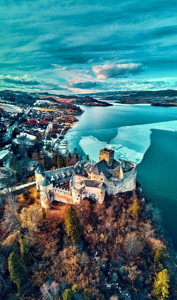 Gyönyörű panorámás drón kilátás nyílik a Niedzica várra, más néven Dunajec vára, Lengyelország legdélebbi részén található Niedzica, Nowy Targ megye, Dunajec folyó, Czorsztyn tó, PL - Fotó, kép