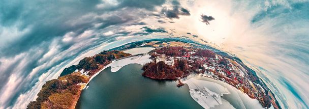 Gyönyörű panorámás drón kilátás nyílik a Niedzica várra, más néven Dunajec vára, Lengyelország legdélebbi részén található Niedzica, Nowy Targ megye, Dunajec folyó, Czorsztyn tó, PL - Fotó, kép