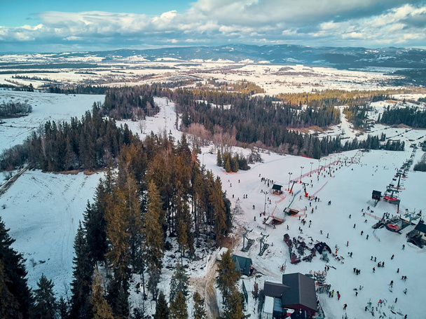Gyönyörű panorámás drón kilátás a sípályák felvonóval a Bialka Tatrzanska síközpont Tátra (Tátra, Tátra) - hegység között Szlovákia és Lengyelország, PL - Fotó, kép
