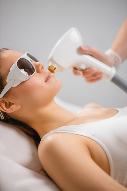 young woman came to the procedure of laser hair removal - Foto, Imagem
