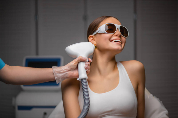 donna sorridente è venuto alla procedura di depilazione laser
 - Foto, immagini