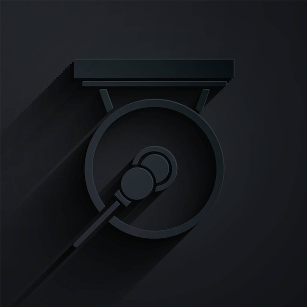 Instrumento de percusión musical Gong de corte de papel disco de metal circular e icono de martillo aislado sobre fondo negro. Estilo de arte de papel. Ilustración vectorial
 - Vector, imagen
