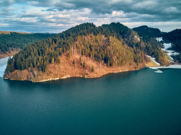 Bela vista panorâmica de drones aéreos para o Lago Czorsztyn com um reservatório e barragem, Montanhas Tatra (Tatras, Tatra) - cordilheira entre Eslováquia e Polônia, PL
 - Foto, Imagem
