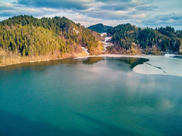 Belle vue panoramique aérienne sur le lac Czorsztyn avec un réservoir et un barrage, les montagnes Tatra (Tatras, Tatra) chaîne de montagnes entre la Slovaquie et la Pologne, PL
 - Photo, image