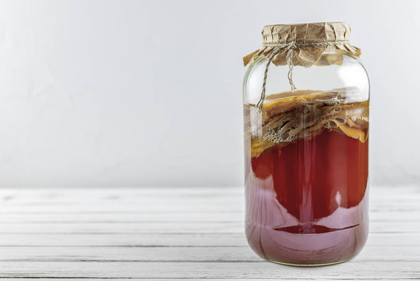Kombucha superfood pro biotique thé champignon boisson en bouteille en verre et pot sur fond blanc. espace de copie
 - Photo, image