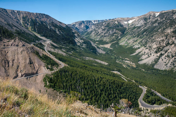 Destination Highway: Beartooth Highway välillä Montana ja Wyoming on nimetty sekä National Scenic Byway ja All American Road, suositella sitä arvoinen määränpää itsessään
. - Valokuva, kuva