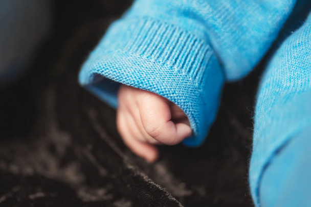 Mão de um bebê recém-nascido. A pequena mão do novo homem. - Fotografia, imagem