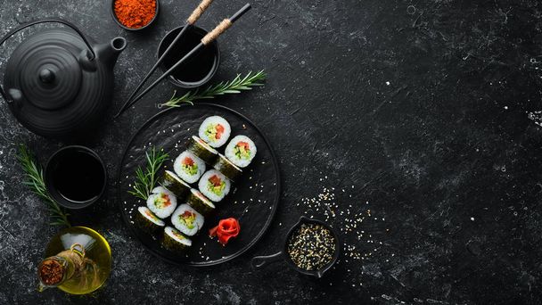 Vegetarische sushi met avocado en tomaten. Sushi Set. Bovenaanzicht. Vrije ruimte voor uw tekst - Foto, afbeelding