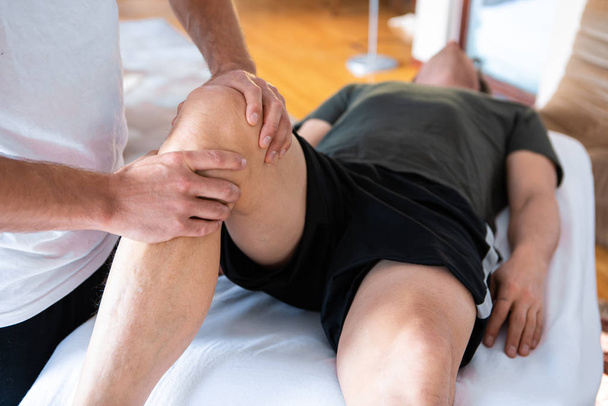 Esportes fisioterapeuta massageando muscular homem forte
 - Foto, Imagem