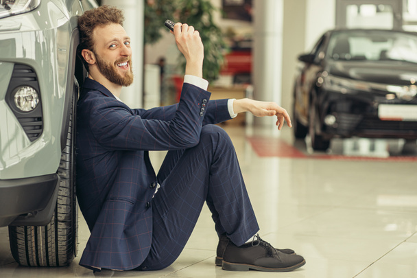 positive business man get keys from his new car - Φωτογραφία, εικόνα