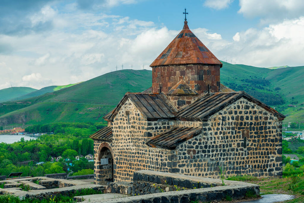 アルメニアの有名なランドマークであるアルメニアの正教会の修道院セヴァナバンク - 写真・画像