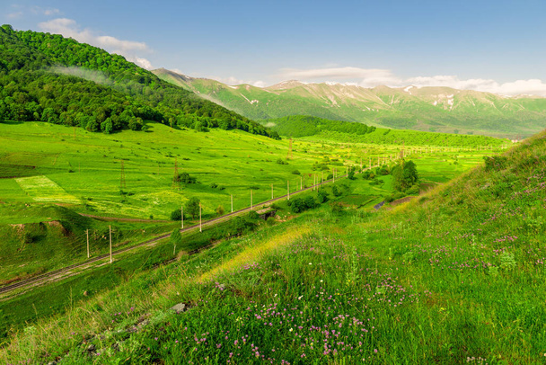 Malownicza dolina górska w Armenii, widok na ośnieżone góry w oddali - Zdjęcie, obraz
