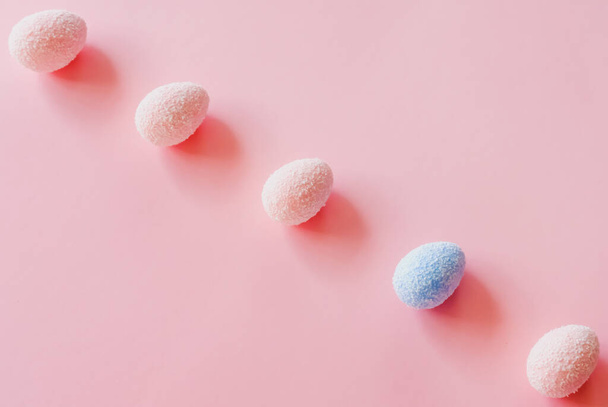 Diseño creativo de Ester. Coloridos mini huevos artificiales rosados y azules. Concepto vacaciones de primavera
. - Foto, Imagen