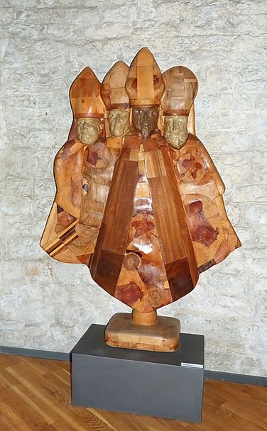 Esculturas em madeira dentro do castelo do Imperador, Prato, Toscana, Itália
 - Foto, Imagem