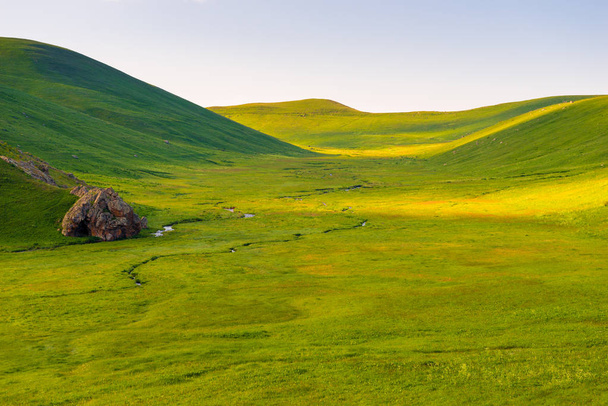 βουνά της Αρμενίας τον Ιούνιο όμορφη καταπράσινη κοιλάδα των ορεινών περιοχών - Φωτογραφία, εικόνα
