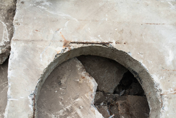 Bloco de concreto com a abertura do bueiro na pilha de blocos de concreto danificados
.  - Foto, Imagem