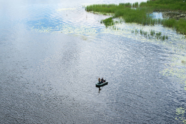 Due pescatori nella barca di gomma sul fiume Dnieper - Foto, immagini