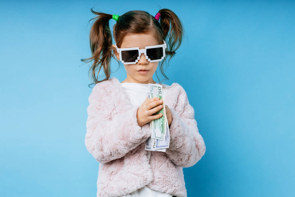 glamorous little girl in sunglasses isolated - Φωτογραφία, εικόνα