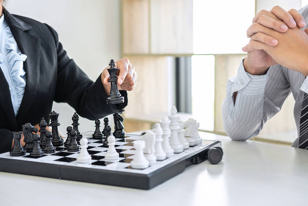 Schwarz-Weiß-Schach mit Spieler, Geschäftsmann und Geschäftsfrau, die Strategie denken, um Schachfigur im Wettbewerb mit dem gegnerischen Spieler zu bewegen und planen, erfolgreich um den Sieg zu spielen. - Foto, Bild