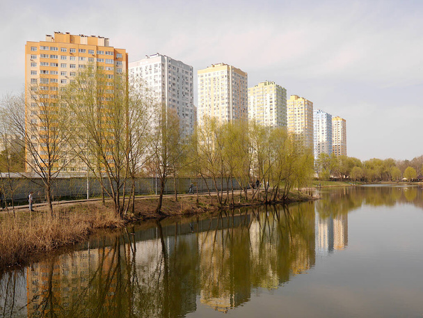 Parc "Peremoga" vue avec un lac au printemps. Kiev, Ukraine
. - Photo, image