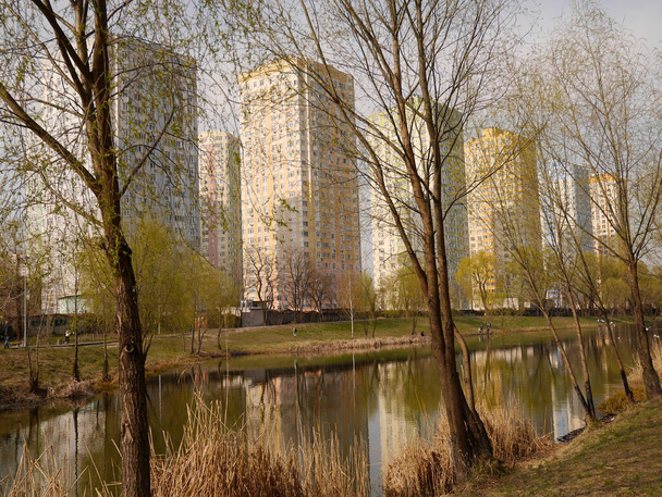Parc "Peremoga" vue avec un lac au printemps. Kiev, Ukraine
. - Photo, image