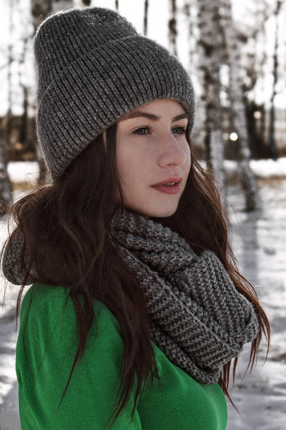Frühling Foto-Shooting von einem Mädchen auf einem schneebedeckten Natur Hintergrund. - Foto, Bild