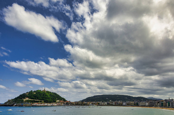 San Sebastian jest kąpany przez Morze Kantabryjskie i plaży La Concha i plaży Ondarreta, które wyróżniają się na ich malowniczy spacer przed zatoką. - Zdjęcie, obraz