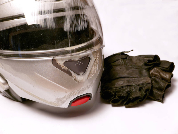 casco de choque después de un accidente de motocicleta
 - Foto, imagen