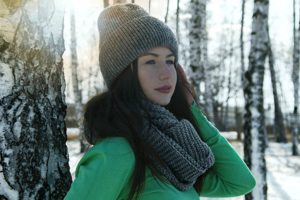 Wiosenna sesja zdjęciowa dziewczyny na zaśnieżonym tle natury. - Zdjęcie, obraz