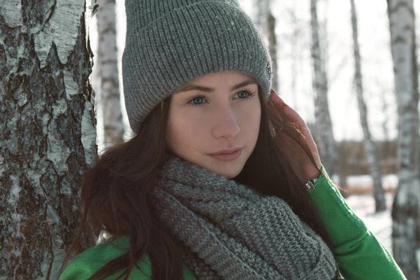 Primavera sessão de fotos de uma menina em um fundo de natureza coberta de neve
. - Foto, Imagem