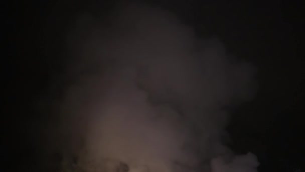 Incendie d'une voiture sur la ville homme de la rue en essayant d'éteindre un incendie avec extincteur, mais complètement brûlé intérieur
 - Séquence, vidéo