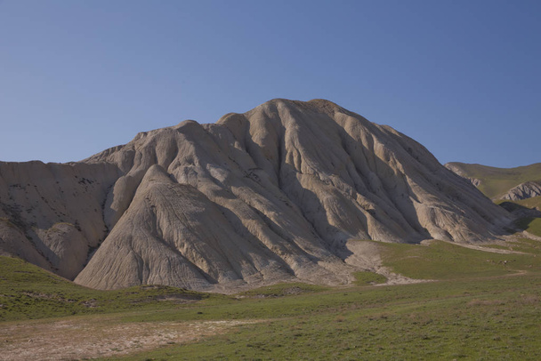 Güzel çizgili, ağaçsız dağ manzarası. Xizi, Azerbaycan 'daki dağlar. Renkli tepeler. Jeolojik oluşumlar. Çizgili tepeler. Mars Peisage gibi yüksek dağlar. . - Fotoğraf, Görsel