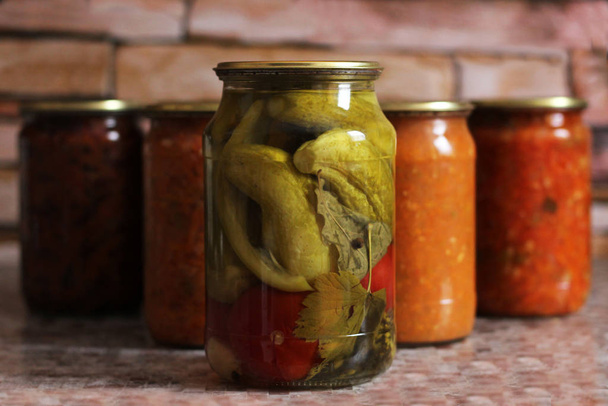 conjunto de recolección de verduras enlatadas en frascos de vidrio, alimentos
 - Foto, Imagen