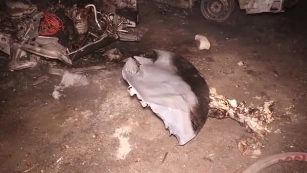 Brand eines Autos auf der Stadtstraße Mann versucht, einen Brand mit Feuerlöscher zu löschen, aber völlig ausgebrannt Innenraum - Filmmaterial, Video