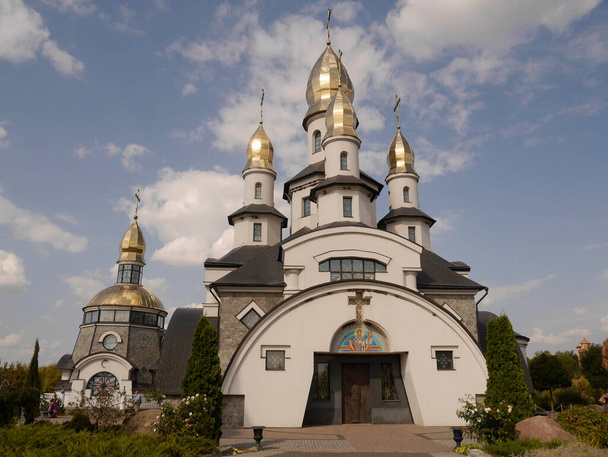 Templo, Iglesia de San Eugenio, Buki, Ucrania. Complejo de templos con parque paisajístico en Buki
. - Foto, imagen