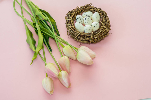 Velikonoční vajíčka a tulipány na dřevěných prknech. - Fotografie, Obrázek