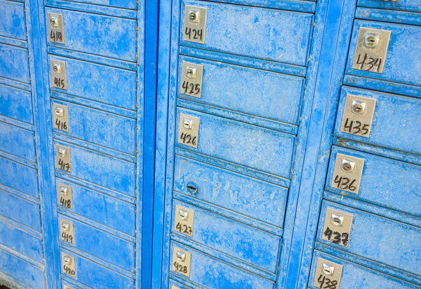 Niebieskie skrzynki pocztowe, metalowe skrzynki na listy. - Zdjęcie, obraz